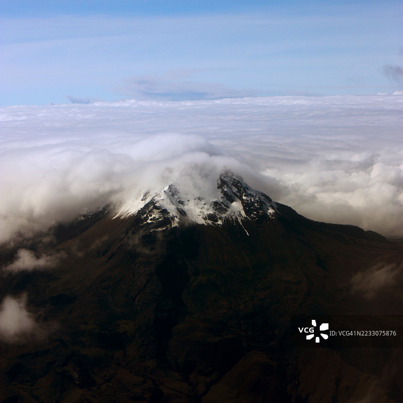 厄瓜多尔的钦博拉索火山从云层中显现，鸟瞰图图片素材