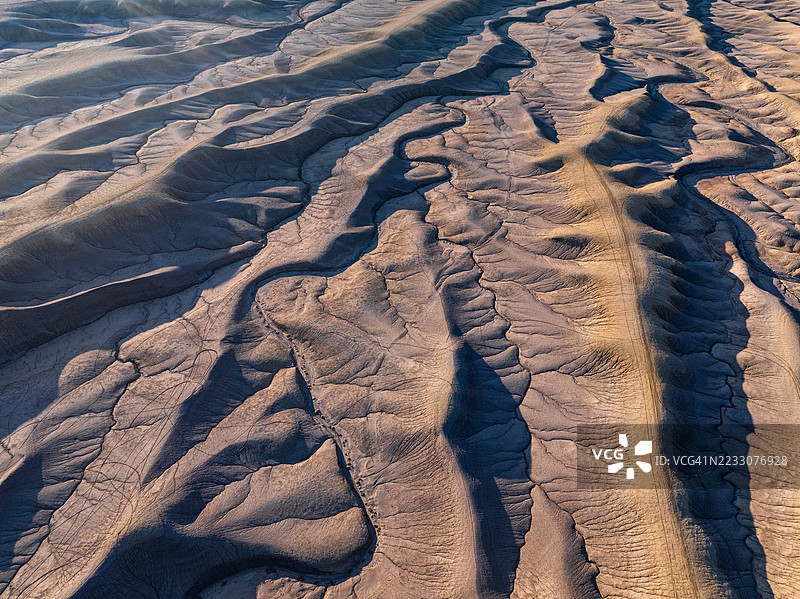 犹他州工厂山附近侵蚀的沙漠荒地的鸟瞰图图片素材