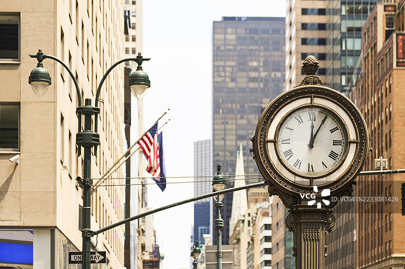 曼哈顿中城街道上的时钟显示接近中午图片素材
