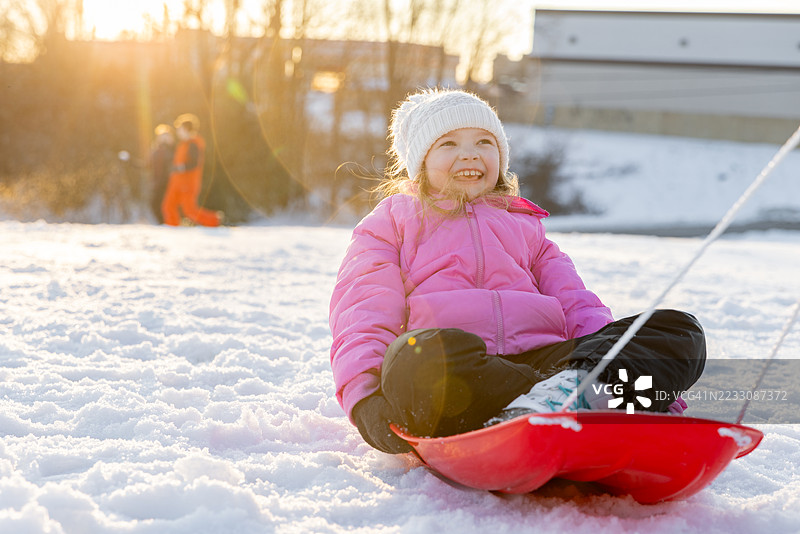 雪天的滑雪乐趣带来欢乐图片素材