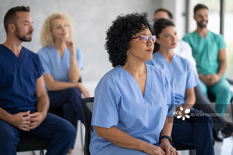 深思熟虑的医疗专业人士在会议中倾听图片素材