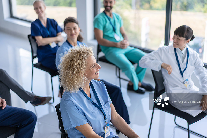 医疗专业人士在协作空间中分享想法图片素材