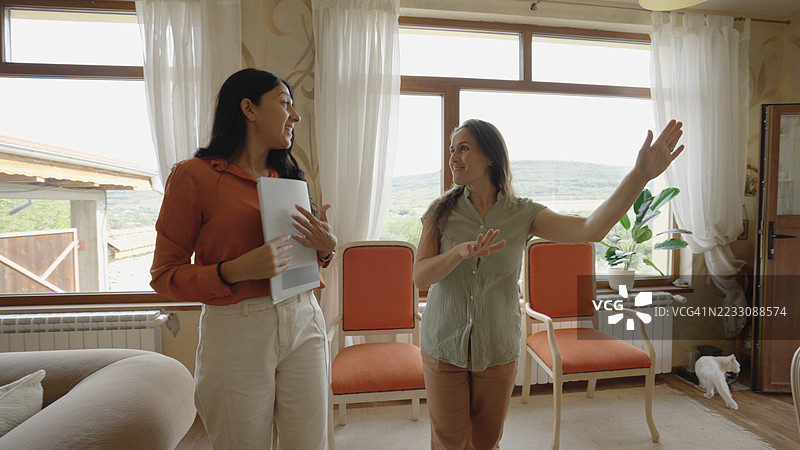 待售房屋。惊喜的客户与房地产经纪人交谈图片素材