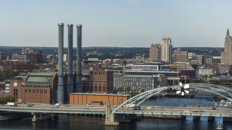 罗德岛普罗vidence市中心前的普罗vidence河桥。前方是多米尼能源曼彻斯特街站。图片素材