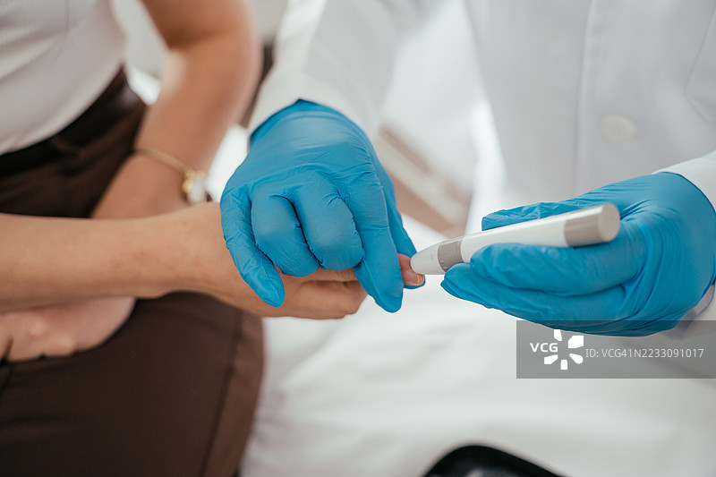 患者在医疗专业人员的指导下测量血糖图片素材