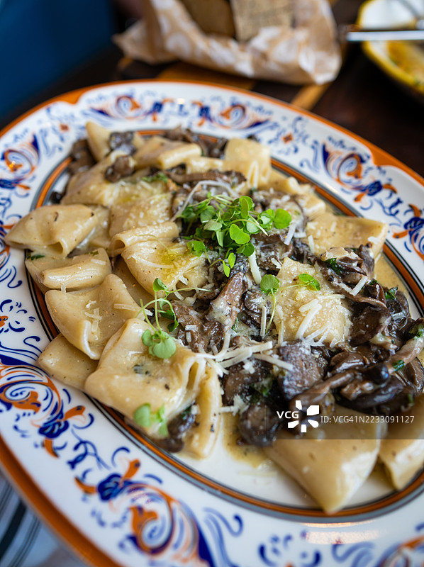 奶油野蘑菇酱和帕尔马干酪的意大利面图片素材