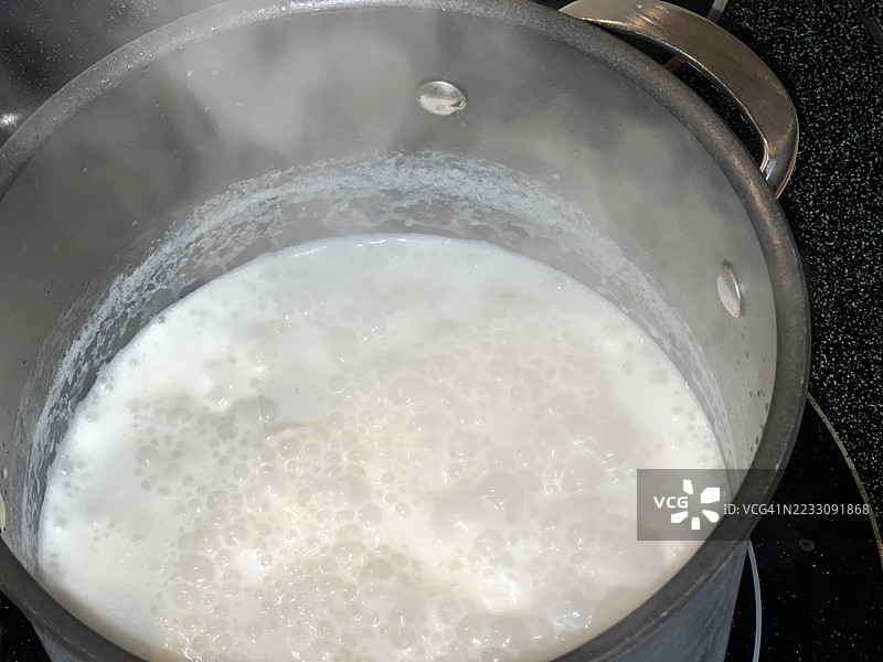 在锅中煮椰奶油图片素材