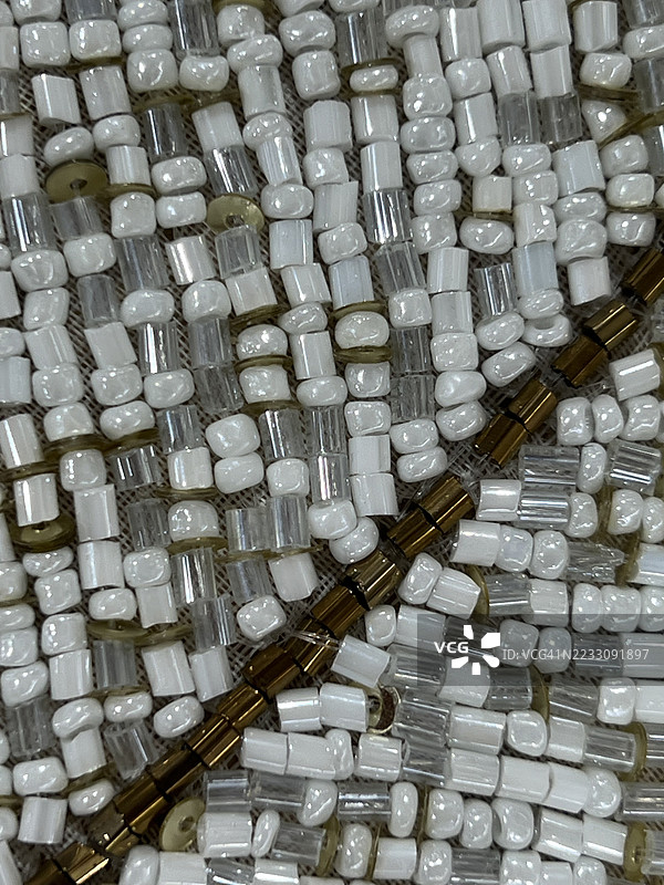 白色和灰色的塑料珠子并排串联和缝合在一起图片素材