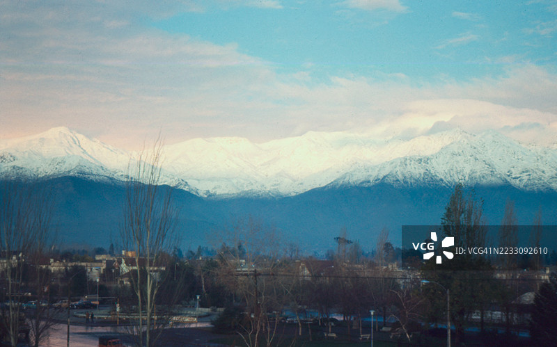 1966年从智利圣地亚哥市看到的安第斯山脉的复古照片图片素材