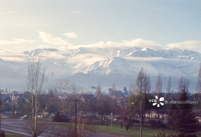 1966年从智利圣地亚哥市看到的安第斯山脉的复古照片图片素材
