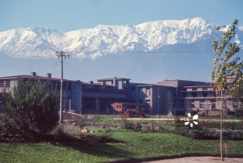 1966年智利圣地亚哥的军事学院复古照片，背景是安第斯山脉。图片素材