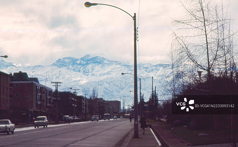 1966年从智利圣地亚哥市看到的安第斯山脉的城市街道复古照片图片素材