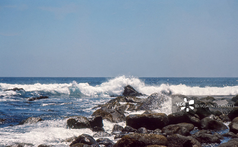 1966年智利黑岛的复古照片，海浪拍打岸边图片素材