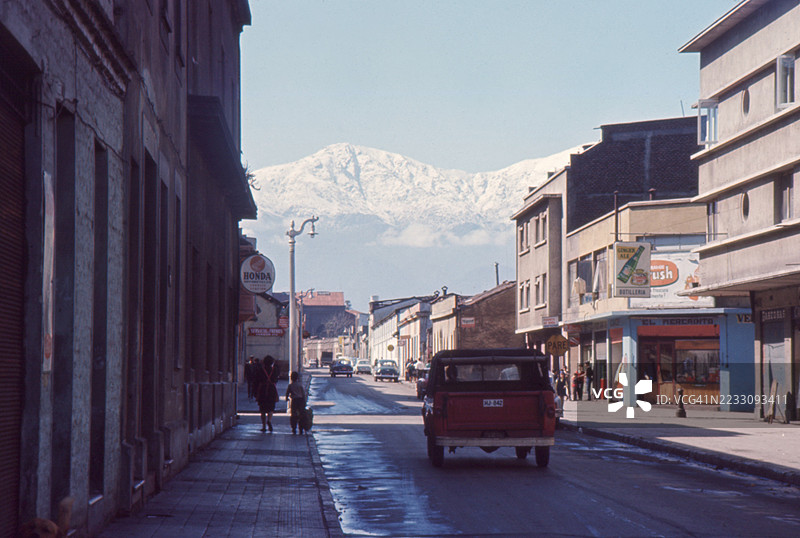 1966年智利圣地亚哥街道的复古照片图片素材