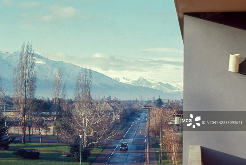 1966年从智利圣地亚哥市看到的安第斯山脉的复古照片图片素材