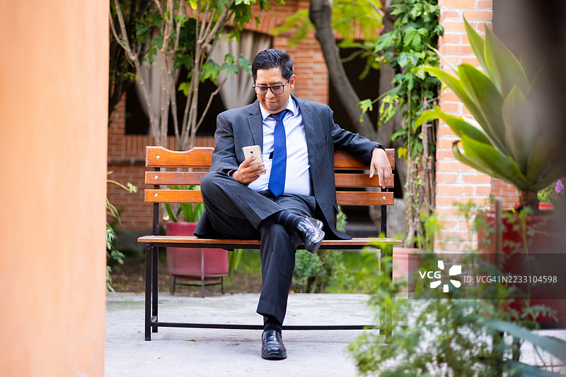 商务人士将摔坏的手机扔在地上图片素材