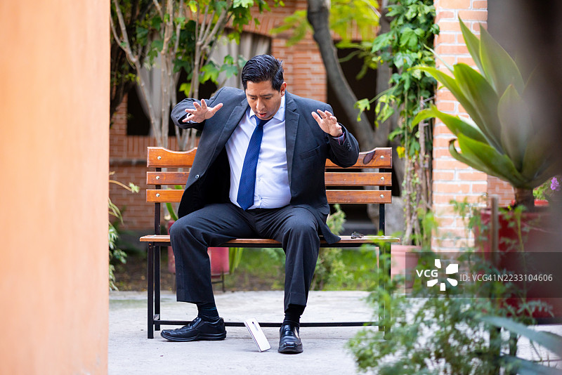 摔坏的手机放在地板上的商务人士图片素材