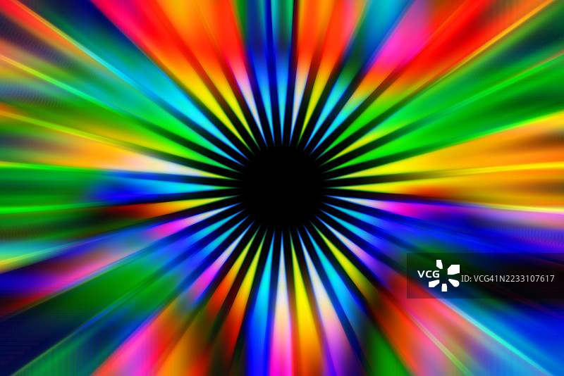 多彩光线的生动放射状爆发。彩虹色光线从黑暗中心动态爆炸，形成生动而抽象的视觉效果。图片素材