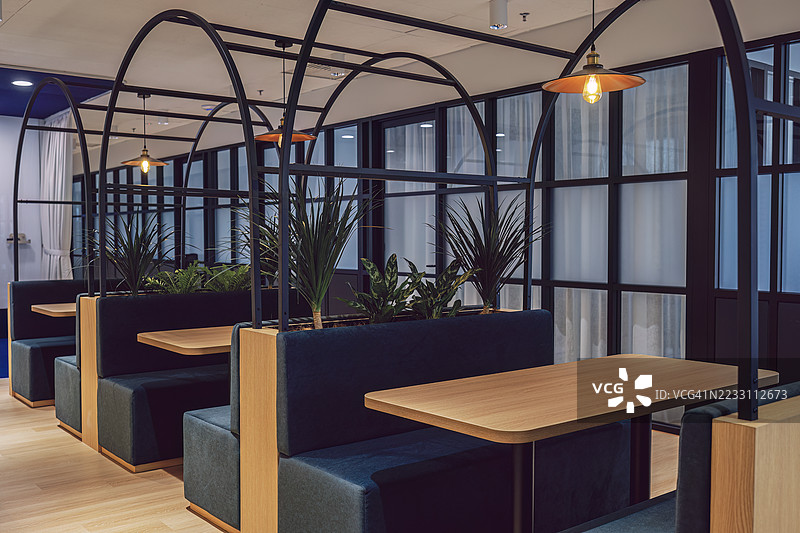 现代共享办公空间，配有隔间座位和温暖的灯光图片素材
