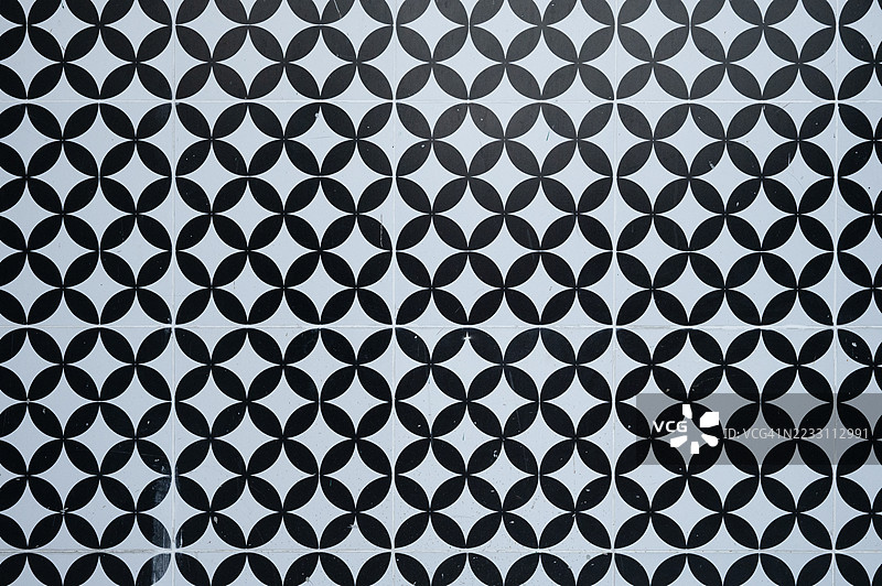 黑白相间的瓷砖地板，上面有圆形图案图片素材