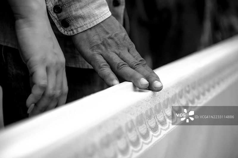 葬礼浇水仪式，泰国文化习俗，佛教。在葬礼上，尸体或已故者的手将水倒在已故者的手上。图片素材