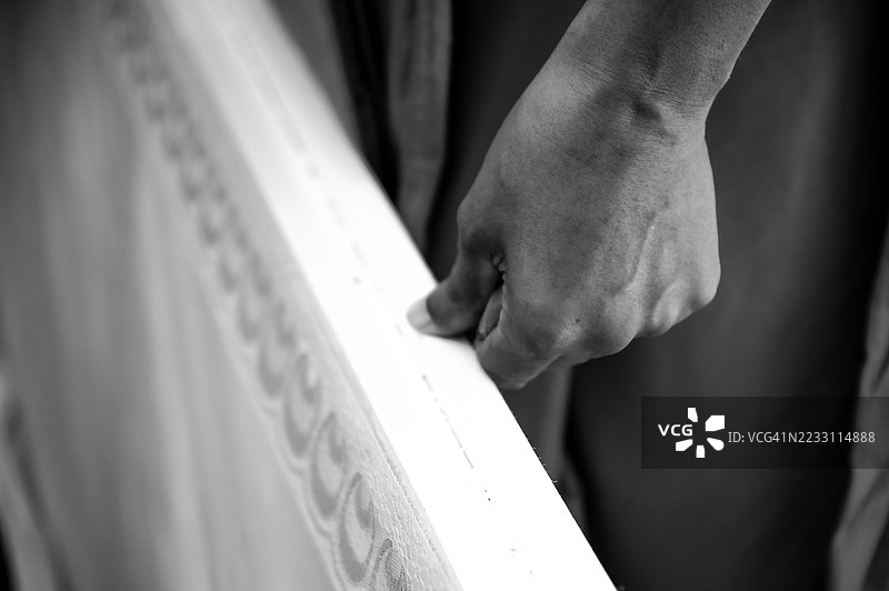 葬礼浇水仪式，泰国文化习俗，佛教。在葬礼上，尸体或已故者的手将水倒在已故者的手上。图片素材