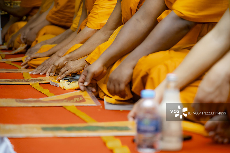 葬礼浇水仪式，泰国文化习俗，佛教。在葬礼上，尸体或已故者的手将水倒在已故者的手上。图片素材
