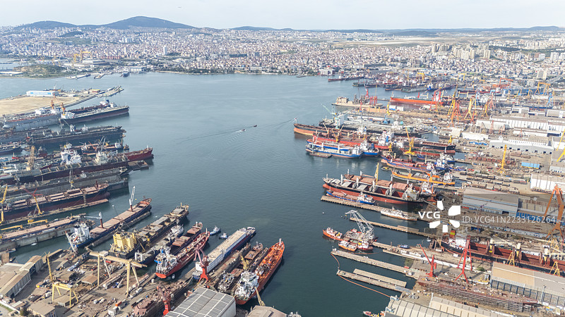 船厂干船坞维护和修理货船及油船的空中视图。图片素材