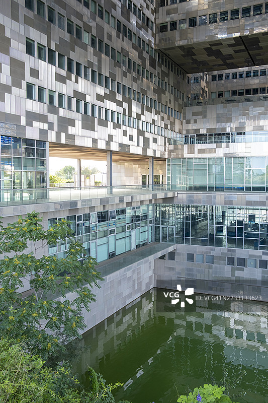 内部立面与水和绿植图片素材