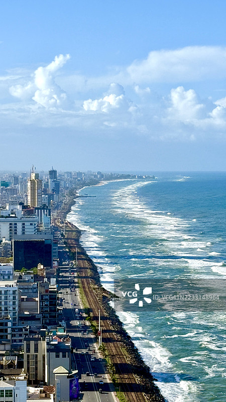 科伦坡市的城市风景，包含铁路和海洋。图片素材