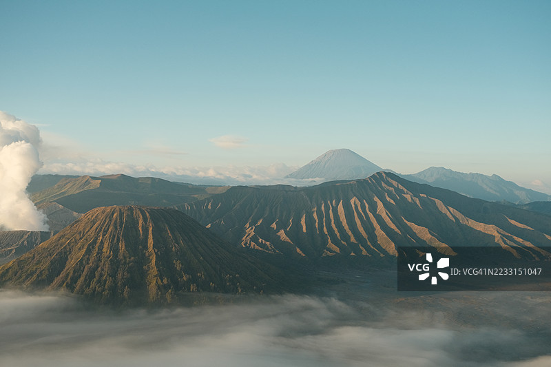 印度尼西亚东爪哇省，日出时分的布罗莫火山和腾格尔火山口图片素材