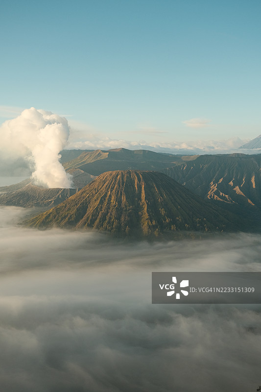 印度尼西亚东爪哇省，日出时分的布罗莫火山和腾格尔火山口图片素材