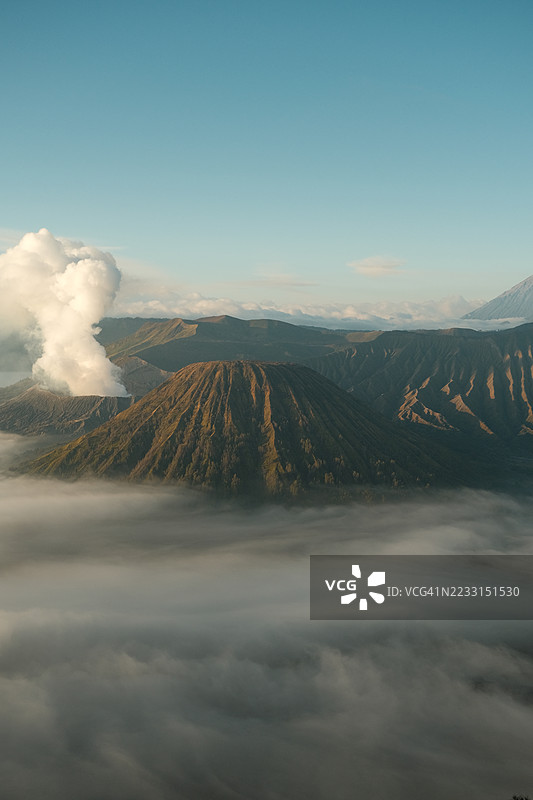 印度尼西亚东爪哇省，布罗莫火山和滕格尔破火山口的日出景象图片素材