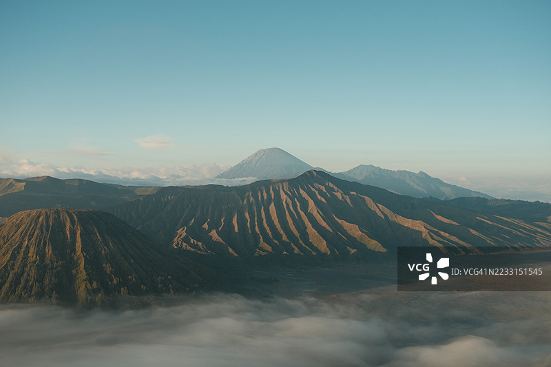 印度尼西亚东爪哇省，日出时的布罗莫火山和滕格尔火山口图片素材