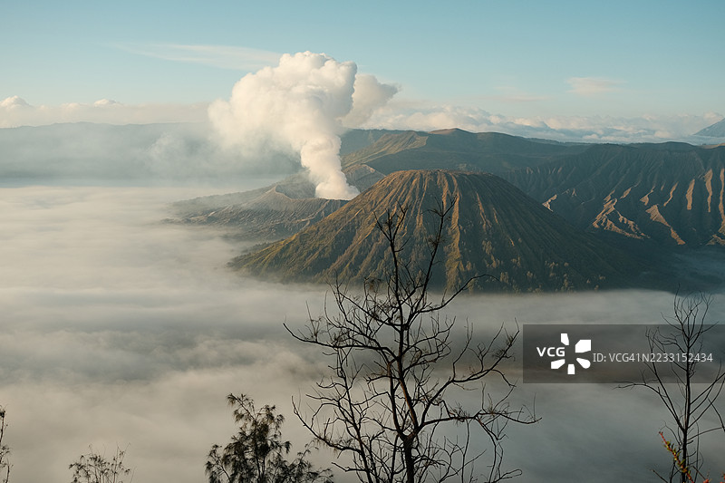 印度尼西亚东爪哇省，日出时分的布罗莫火山和腾格尔火山口图片素材