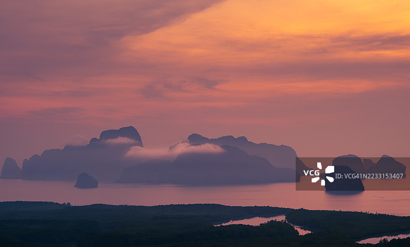 泰国普吉岛附近的攀牙省未被发现的山景观点——萨梅德南奇湾的风景。图片素材