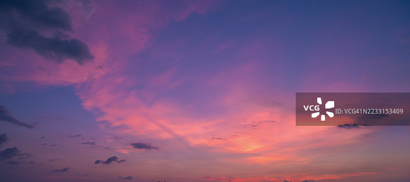 壮观的日落和柔和的粉色云彩，呈现出粉彩色调。纹理天空的图像模板。华丽的照片墙纸。明亮的史诗般的天空。戏剧性的晚间光线和火红的日落。大自然的美。图片素材