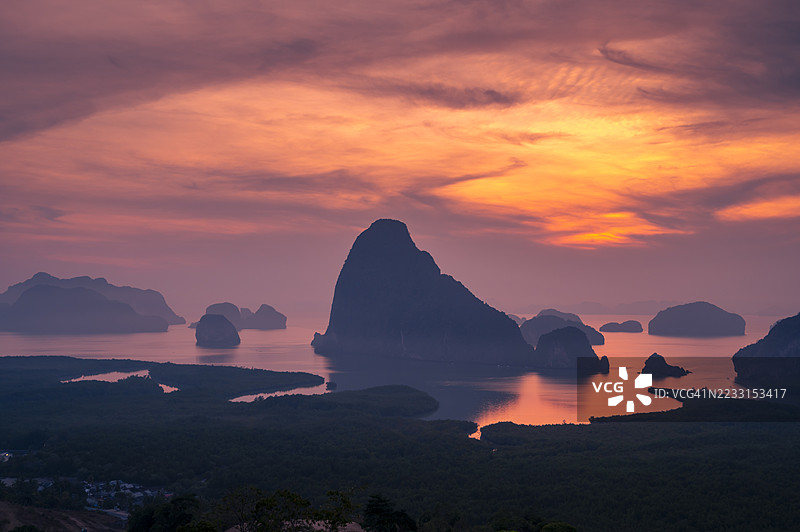 泰国普吉岛附近的攀牙省未被发现的山景观景点——萨梅德南奇湾。图片素材
