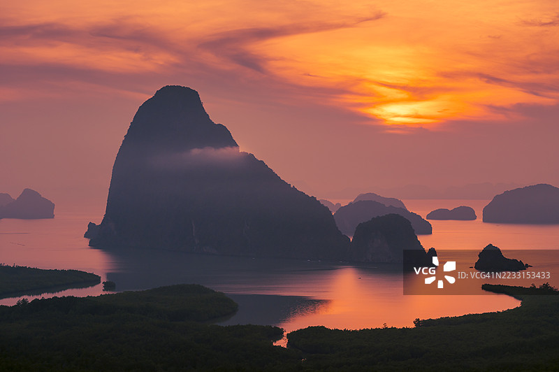 泰国普吉岛附近的攀牙省未被发现的山景观点——萨梅德南奇湾的风景。图片素材