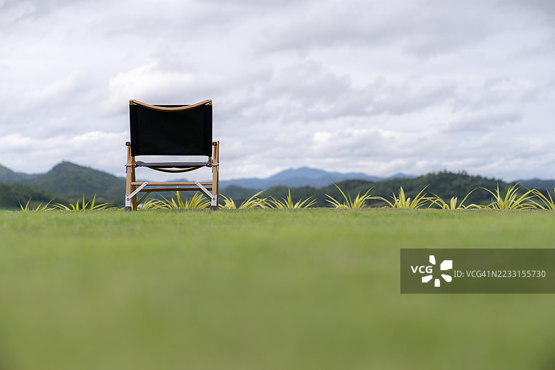 自然中的露营椅，留有空白区域供文本放置图片素材