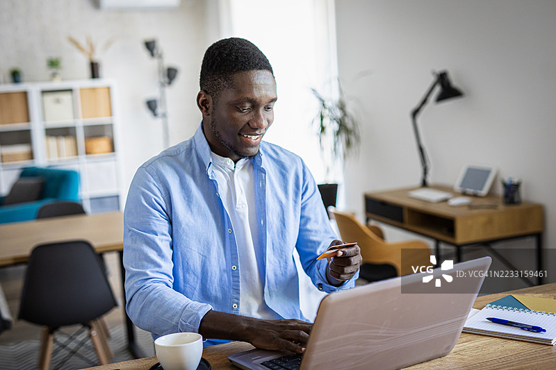 在家进行网上购物的男人图片素材