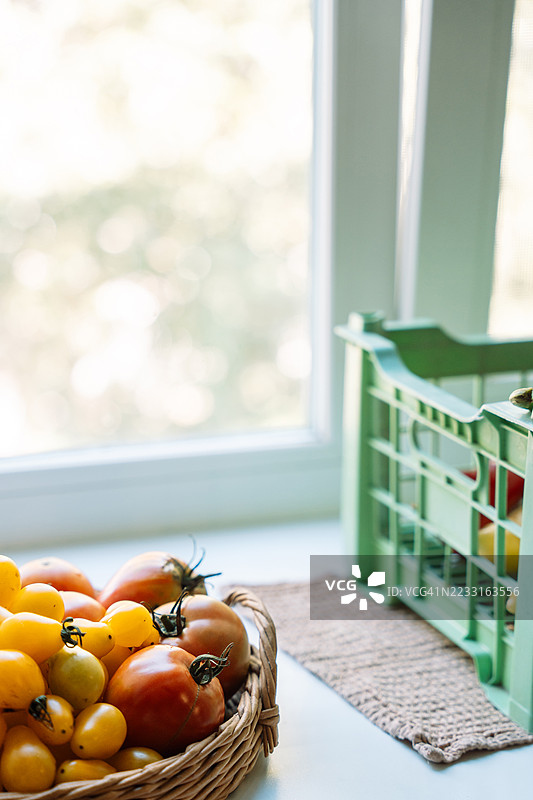 新鲜的黄色和红色番茄特写篮子图片素材