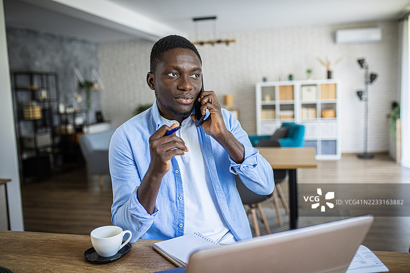 在家工作并打电话的男人图片素材