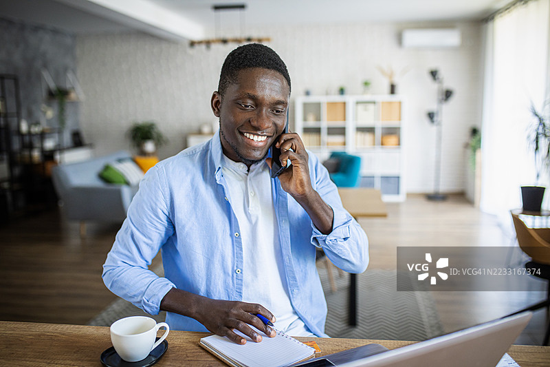 在家工作并打电话的男人图片素材