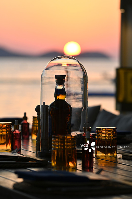 精心准备的桌子，享受日落时分的饮品图片素材