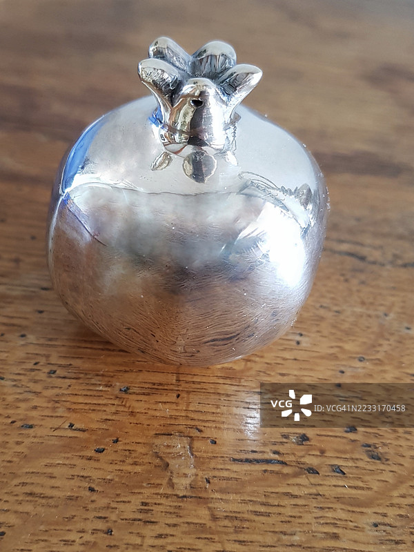 一个银色的石榴，象征着丰盛的犹太新年（Rosh Hashanah）。图片素材
