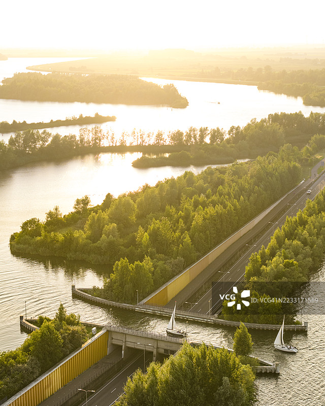 维尔湖的维尔乌德水道，船只在湖面上航行图片素材