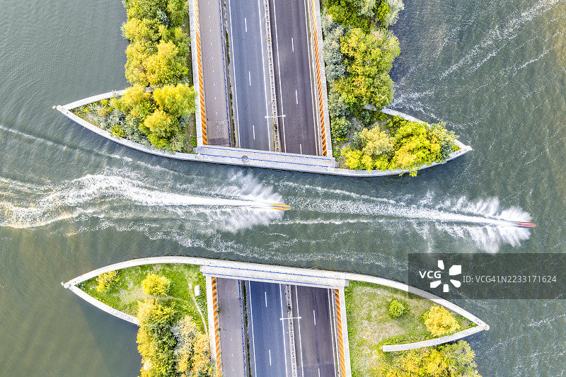 维卢韦湖上的维卢韦梅尔高架水渠，两个水上摩托在湖面上。图片素材