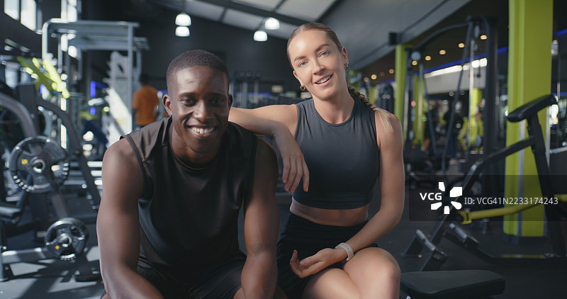 快乐的人们，健身房中自信的肖像和健身，适合会员或锻炼场所。男士、女士或不同种族的朋友们微笑着进行身体活动、锻炼或训练，适合健康俱乐部。图片素材