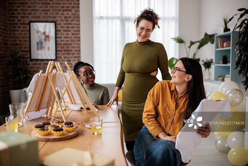 朋友和未来妈妈定制婴儿连体衣图片素材